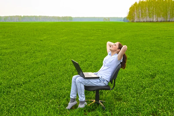 Menina com laptop preto sentado Fotografias De Stock Royalty-Free