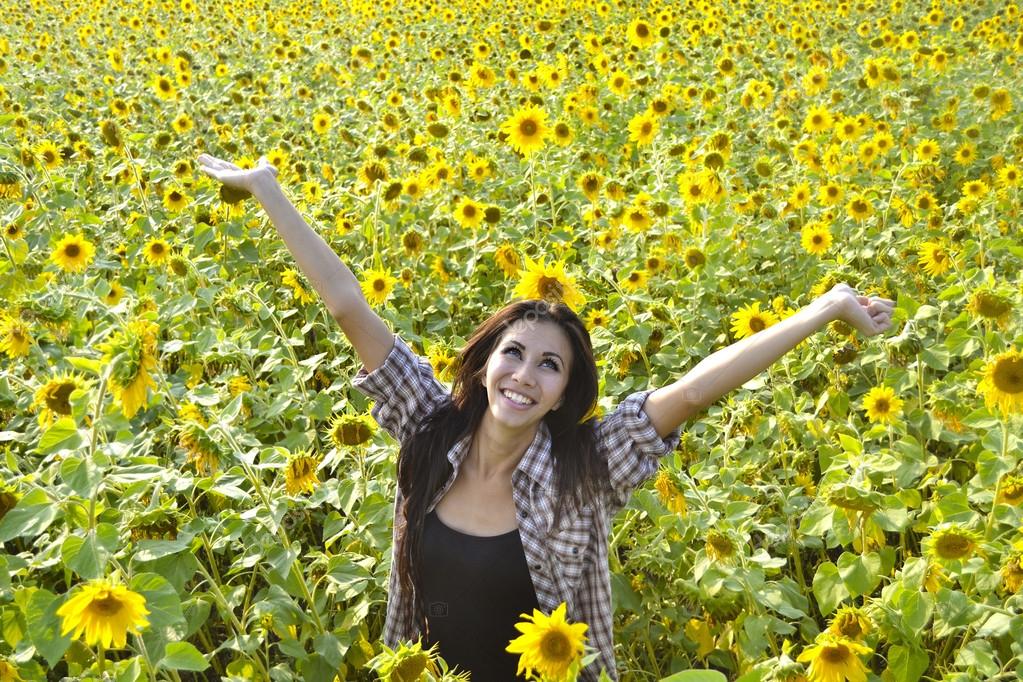 https://st2.depositphotos.com/5647624/11403/i/950/depositphotos_114033824-stock-photo-young-beautiful-girl-in-sunflowers.jpg