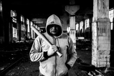 Beyzbol sopalı agresif adam kapüşonlu 