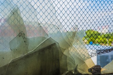 pencere çerçevesi ile metal kafes. 