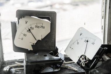 terkedilmiş bir fabrikada kirli voltmetre 