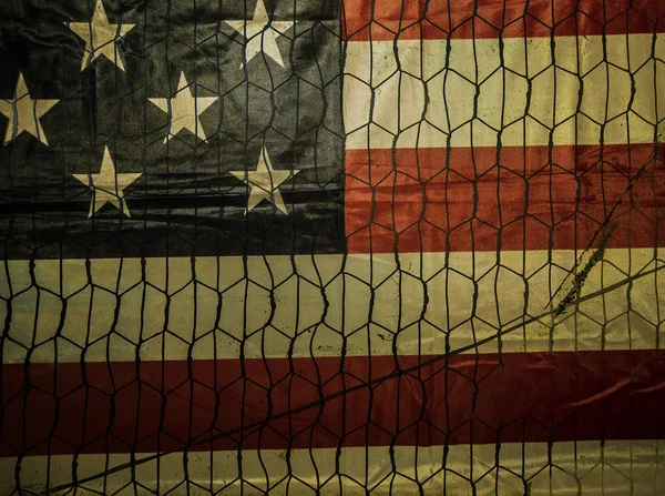 Transparante Amerikaanse vlag achter hek — Stockfoto