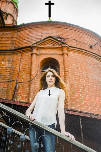 Kızıl Saçlı Genç Kadın Cadı Kürsüye Merdiven Ile Kilise Karşı — Stok fotoğraf