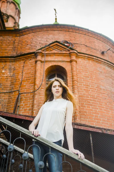 Ile Eski Kilise Karşı Merdiven Üzerinde Duran Kızıl Saçlı Genç — Stok fotoğraf