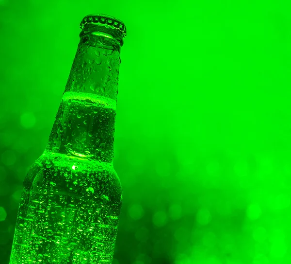 Friss hideg zöld sörösüveg — Stock Fotó