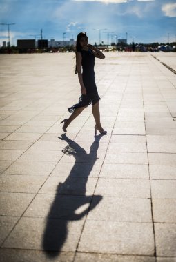 Yürüyen kadın gölgeler 