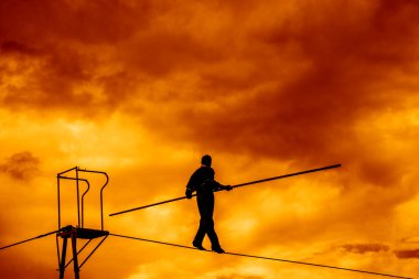 Equilibrist işadamı silüeti 