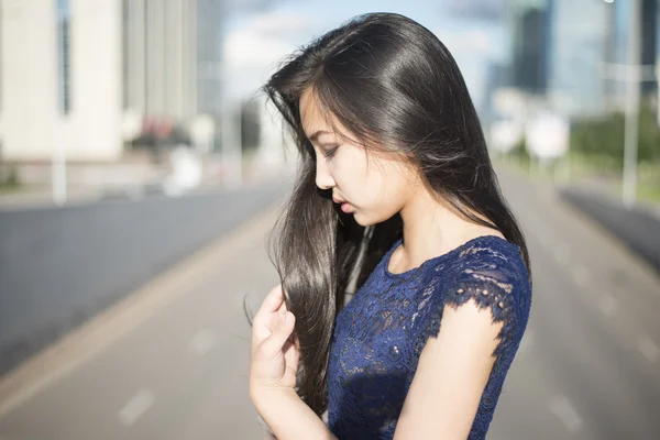 Азиатская девушка позирует в городе — стоковое фото