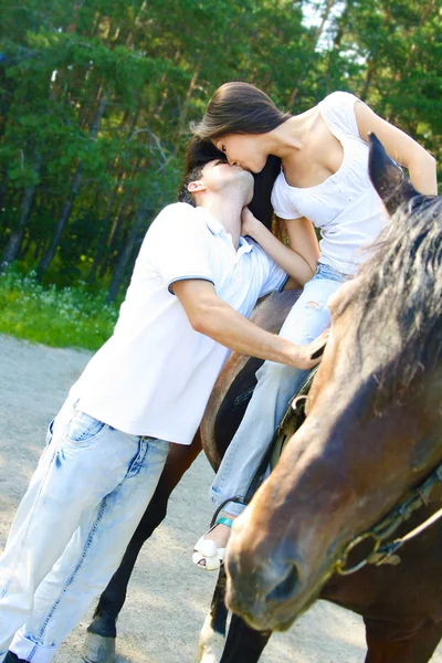 年轻美丽浪漫情侣亲吻绿色森林 黑马的黑发亚洲妇女 — 图库照片