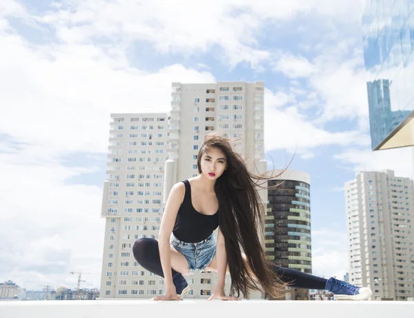 屋根の上のアジアのブルネットの少女のダンス — ストック写真