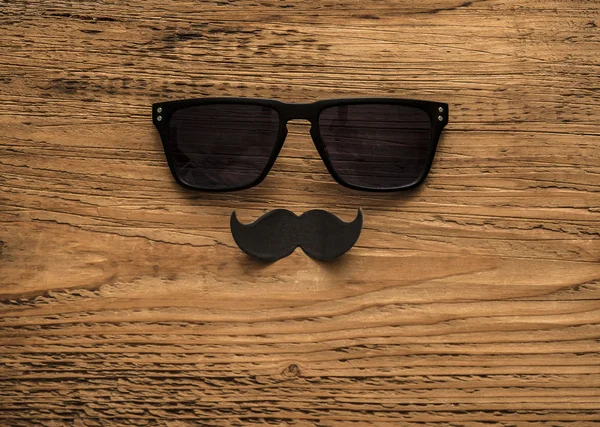 ahşap gözlük, siyah kağıt bıyık