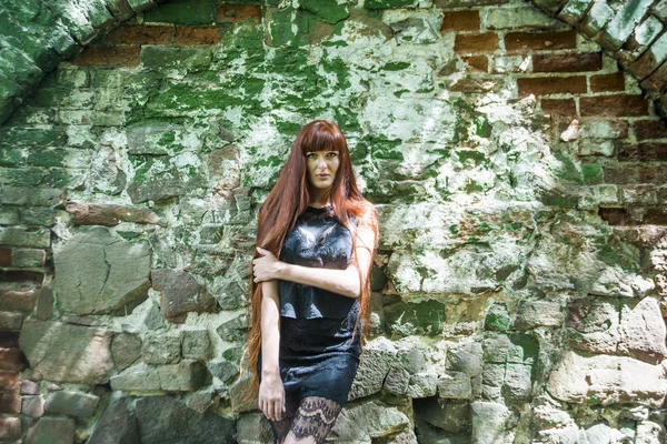 kadın siyah lüks yaz elbise poz içinde