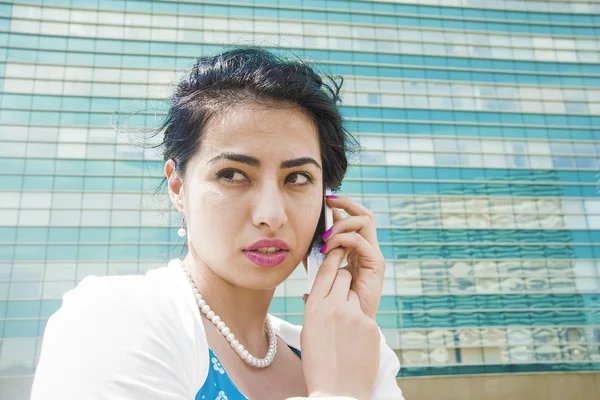 Aziatische Zakenvrouw Met Behulp Van Een Mobiele Telefoon Straat — Stockfoto