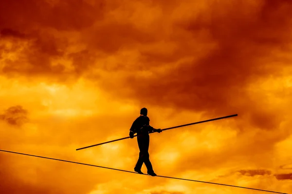 Silhouette dell'uomo d'affari Equilibrista — Foto Stock