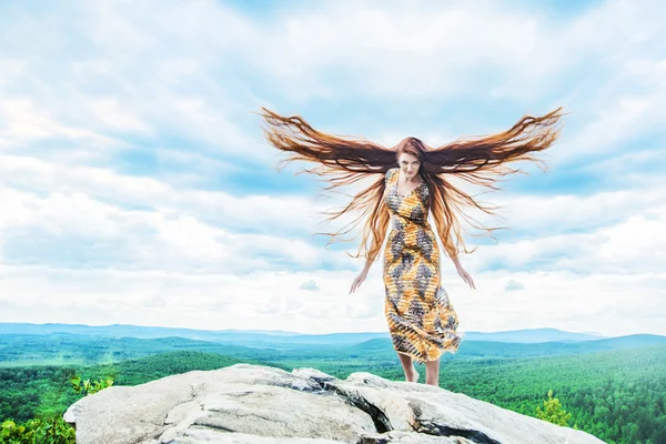 Sexy Woman Posing Stone Young Woman Long Hair Cliff Edge — Stock Photo, Image