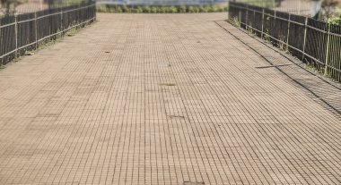 Beton parke döşeme çit arasında