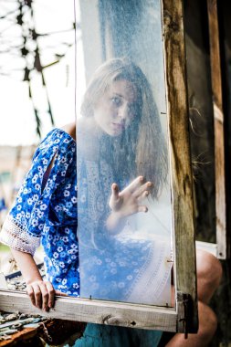 Genç Yetişkin kadın kirli pencere tarafından. 