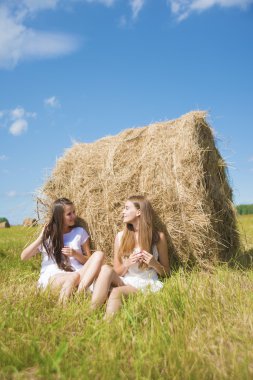  genç kadın oturuyor