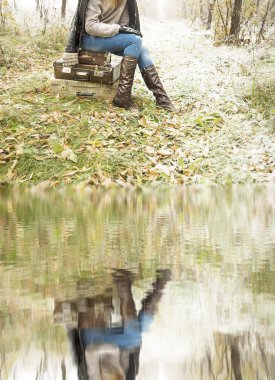  bavul üzerinde oturan kadın 