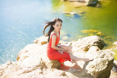 Güzel Asyalı kız oturuyor 