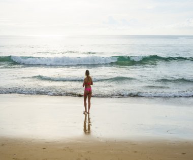 kadın mayo okyanusa gider