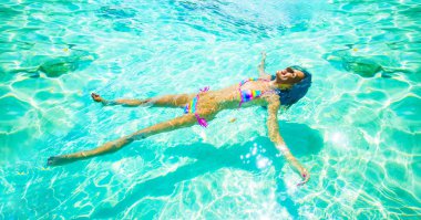 kadın sırt üstü Yüzme