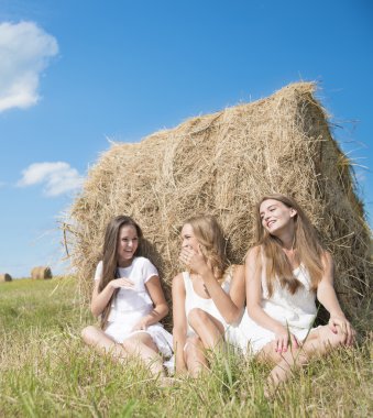Yeşil çimenlerin üzerinde oturan kadın 