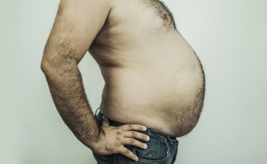 Şişman bir adam büyük mide