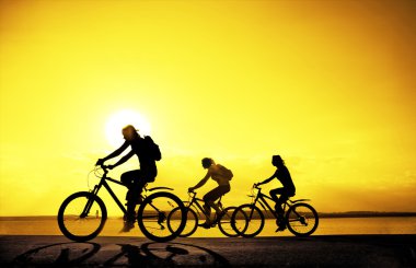 gün batımında bisiklet üzerinde arkadaşlar