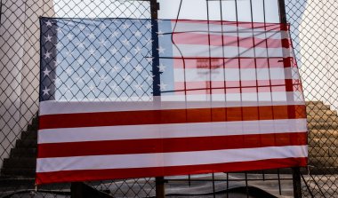 Amerikan bayrağı önünde çit ve merdiven