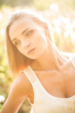 Yaz çayır üzerinde poz kız. 