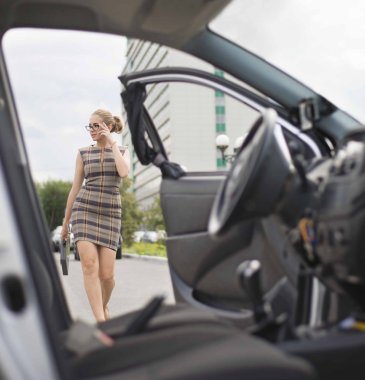 Hazırlanıyorum. Araba açılış kapı ile genç gülümseyen ciddi eş portresi.