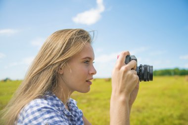 Kız fotoğraf çekiyor.