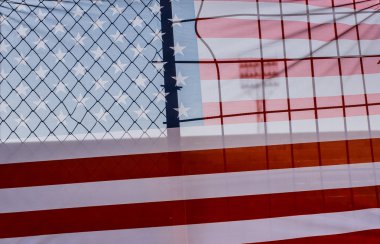 çitin arkasında şeffaf Amerikan bayrağı