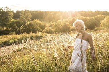 Yaz çayır üzerinde poz kız. 