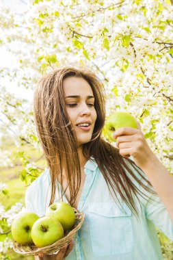 güzel bir kadın tutarak elma 