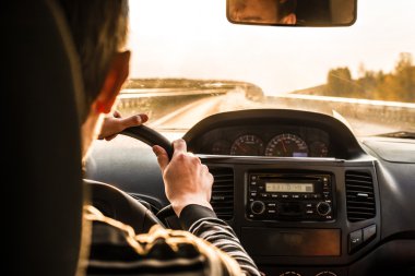 Araba süren bir adam. 