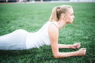  tahta egzersiz yapıyor kadın