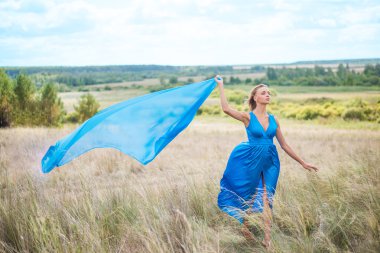 Mavi kumaş uçan ile kız