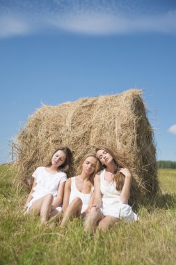 Yeşil çimenlerin üzerinde oturan kadın 