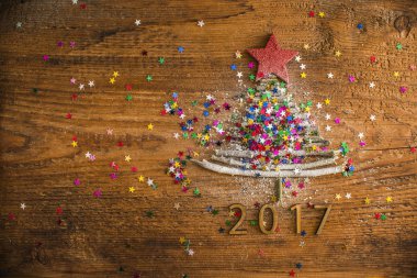 Çok renkli yıldız ile Noel ağacı