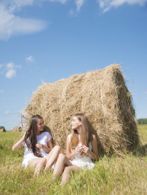  genç kadın oturuyor
