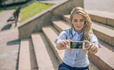 selfie üzerinde adımlar genç yetişkin iş kadın portresi 