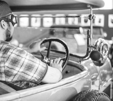 adam araba pencereden bakan 