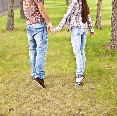 El ele tutuşan çift