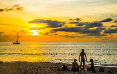 plajda eğlenmek arkadaşlar 