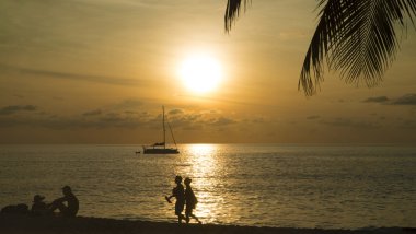  Bir sahil yürüyüş zevk Romantik Çift 