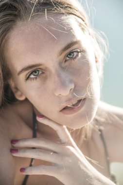  genç bir kadın kılığında 