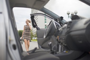 Hazırlanıyorum. Araba açılış kapı ile genç gülümseyen ciddi eş portresi.