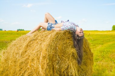  saman üzerinde yatan kadın